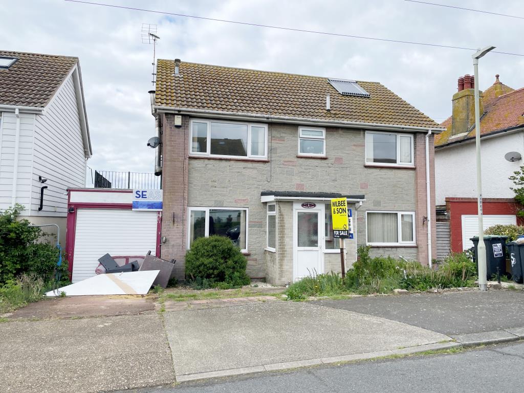 Lot: 124 - DETACHED FOUR-BEDROOM HOUSE WITH IMPRESSIVE SEA VIEWS - Detached house with driveway and garage